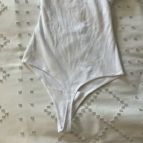Abercrombie & Fitch White Ribbed Off the Shoulder Bodysuit - Picture 4 of 7